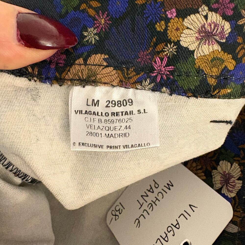 Vilagallo Floral Pants. Size 38
Made in Madrid
Size Medium 8/10 - Picture 6 of 7